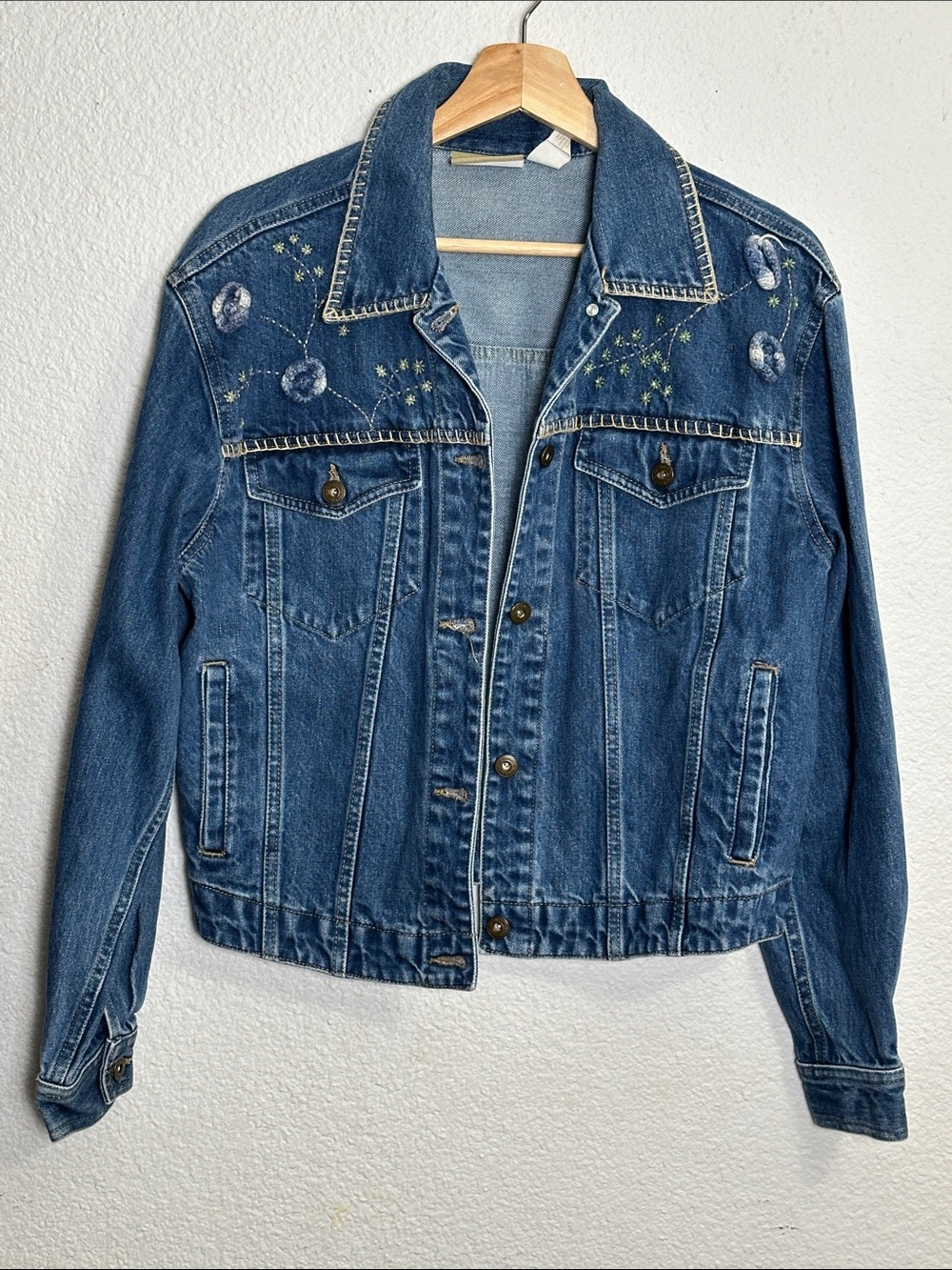 Liz Claiborne Denim Jean Jacket Womens Medium Floral Embroidered Pockets Vintage